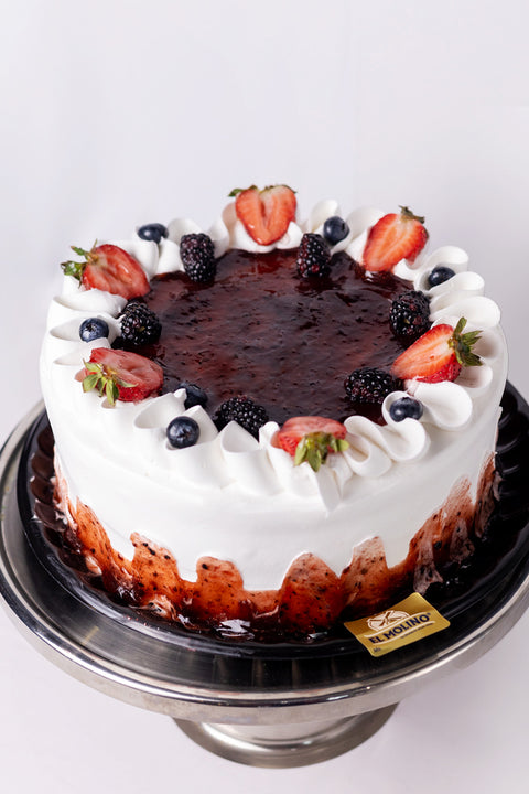 Pastel de vainilla y mousse de frutos rojos